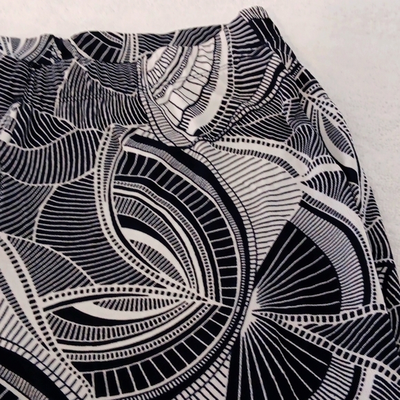 Travelers by Chico's patterned women's pants black & white size 1 petite - Picture 6 of 6
